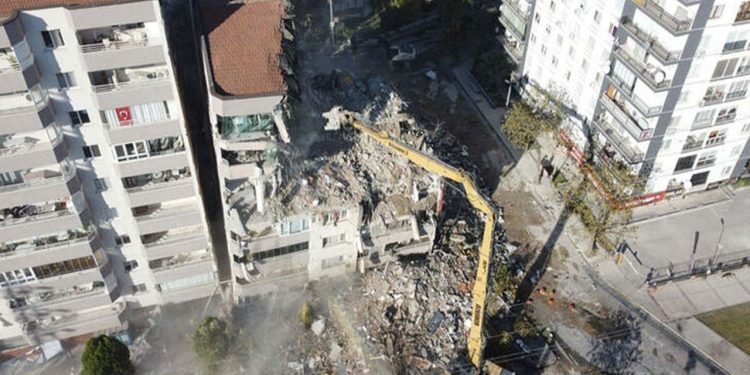 İzmir depreminde yıkılan apartmanın davasında kamu görevlileri hakkında hapis istemi