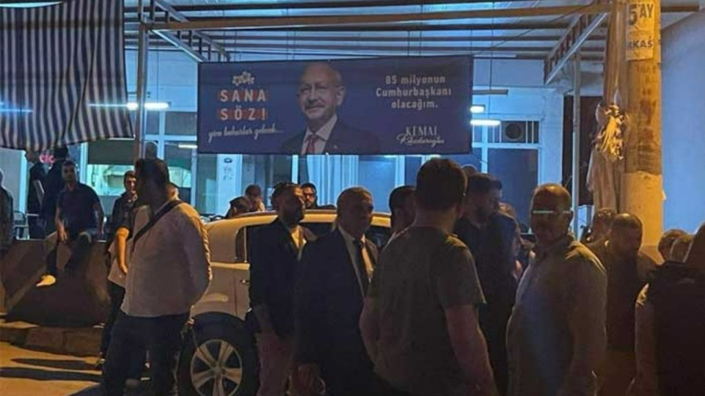 İzmir'de CHP afişlerinin bulunduğu kahveye Savcı Sayan tarafından saldırı