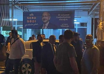 İzmir'de CHP afişlerinin bulunduğu kahveye Savcı Sayan tarafından saldırı