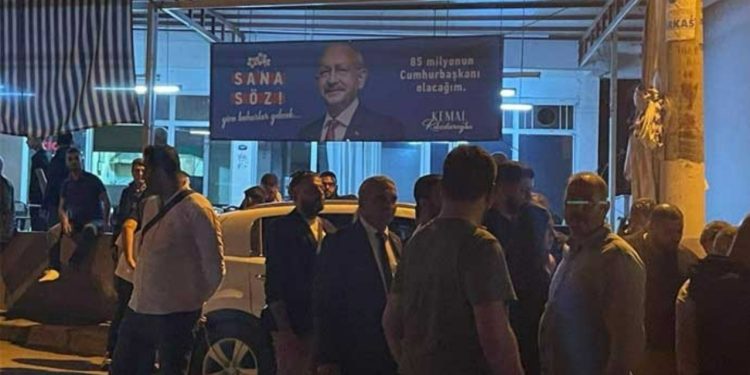 İzmir'de CHP afişlerinin bulunduğu kahveye Savcı Sayan tarafından saldırı