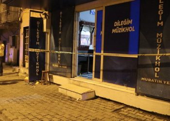 İzmir'de eğlence mekanında silahlı kavga: Bir ölü