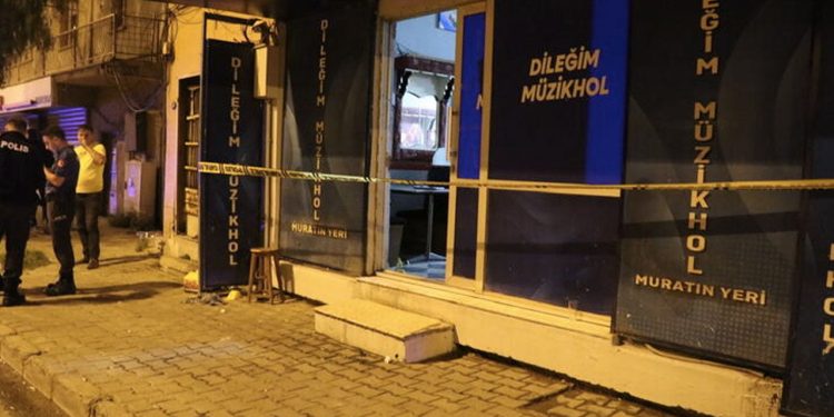 İzmir'de eğlence mekanında silahlı kavga: Bir ölü