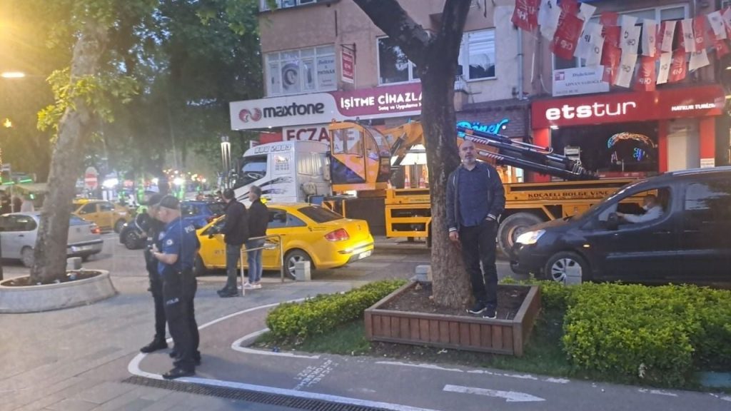 İzmit'te CHP'nin LED ekranları YSK kararına rağmen polis zoruyla kaldırıldı