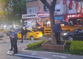 İzmit'te CHP'nin LED ekranları YSK kararına rağmen polis zoruyla kaldırıldı