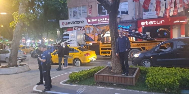 İzmit'te CHP'nin LED ekranları YSK kararına rağmen polis zoruyla kaldırıldı