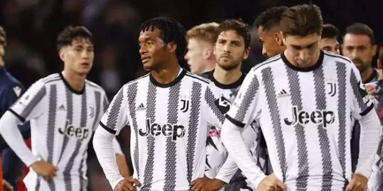 Juventus'a 10 puan silme cezası verildi!