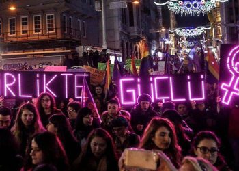 Kadın sanatçılar sandığa çağırdı: Ya aydınlığına kavuşacağız ya da nefessiz kalacağız