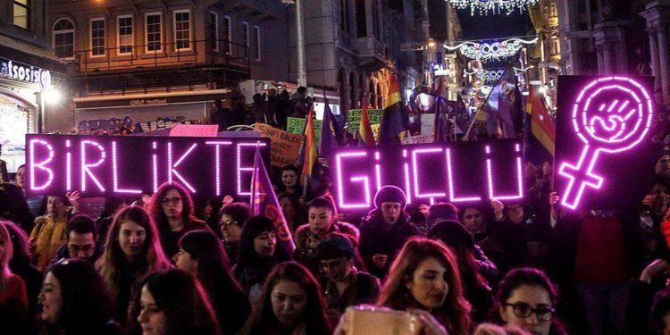 Kadın sanatçılar sandığa çağırdı: Ya aydınlığına kavuşacağız ya da nefessiz kalacağız