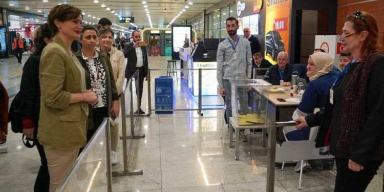 Kaftancıoğlu, Sabiha Gökçen Havalimanı'nda seçim sandıklarını ziyaret etti: Bütün partilerin temsilcileri barış içerisinde süreci yürütüyor