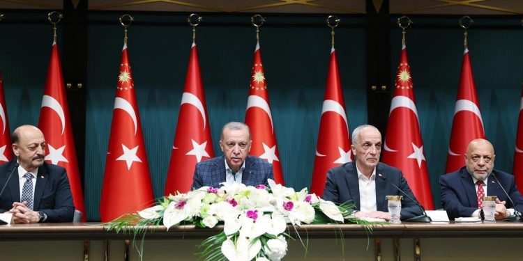 Kamu işçisinin ücretine yüzde 45 zam yapıldı