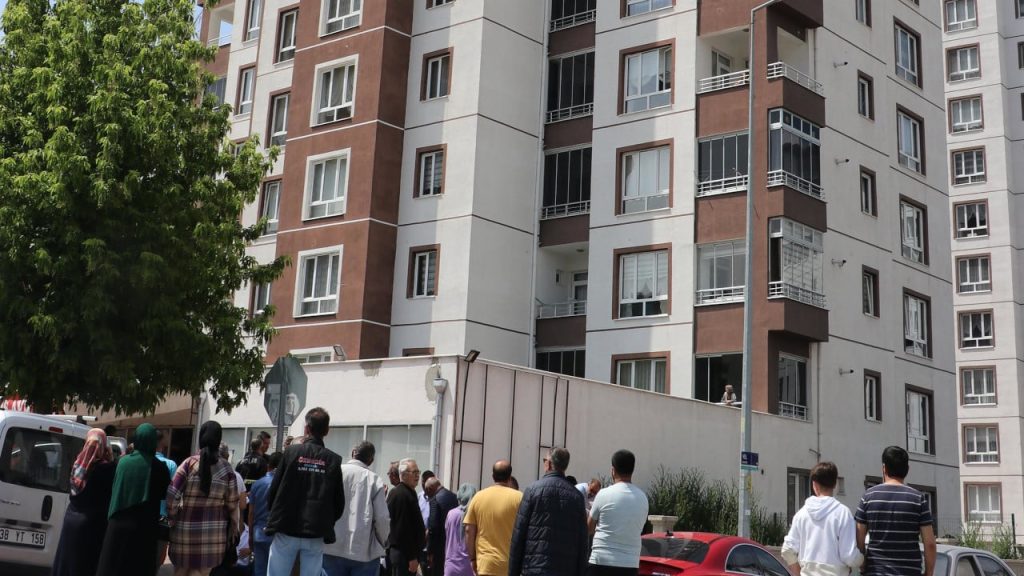 Kayseri'de 13'üncü kattan düşen anne ve 2 çocuğu öldü