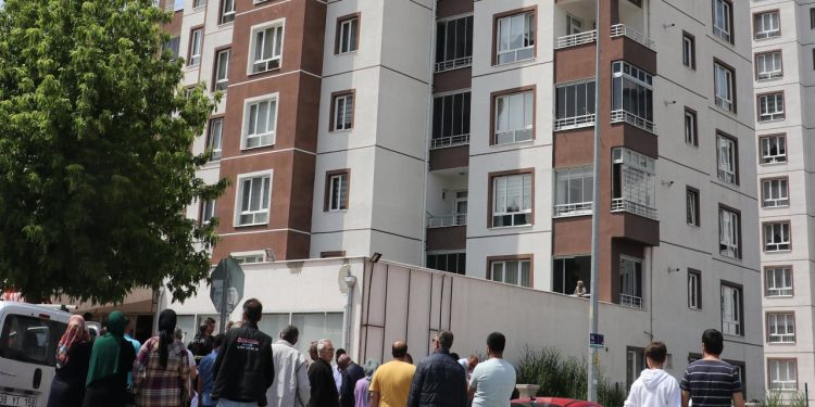 Kayseri'de 13'üncü kattan düşen anne ve 2 çocuğu öldü
