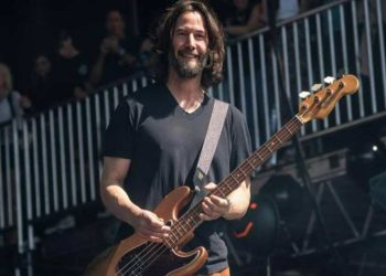 Keanu Reeves 21 yıl sonra grubuyla yeniden sahnede