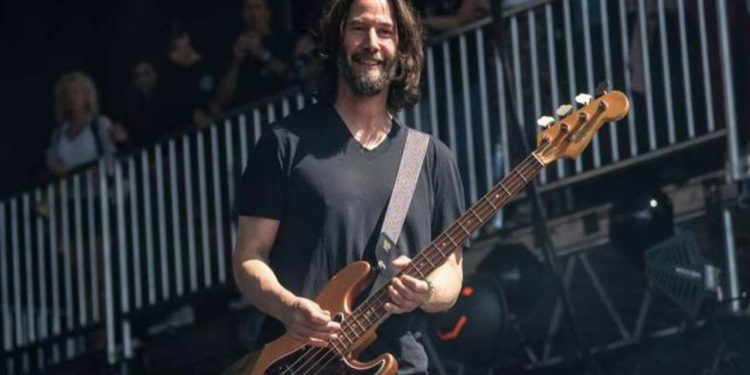 Keanu Reeves 21 yıl sonra grubuyla yeniden sahnede