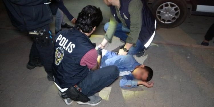 Kendisine müdahale eden sağlık çalışanlarına saldırdı