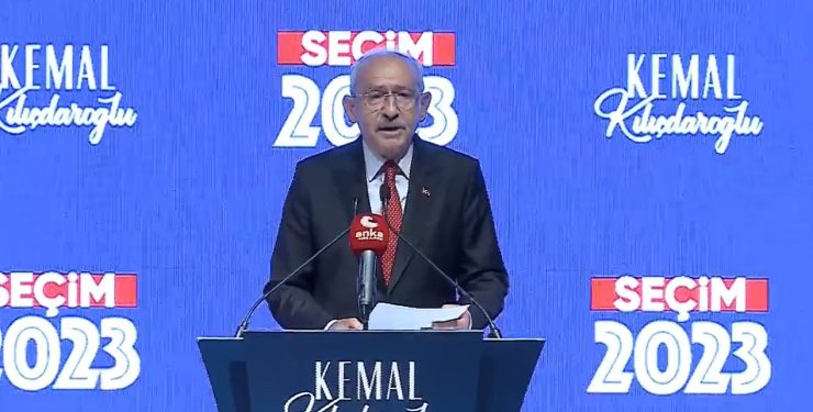 13. Cumhurbaşkanı Adayı Kemal Kılıçdaroğlu seçimin ikinci turunun ardından basın toplantısı düzenledi. Kılıçdaroğlu, "Hakkınız, hukukunuz için mücadele verdim, vermeye de devam edeceğim" dedi.