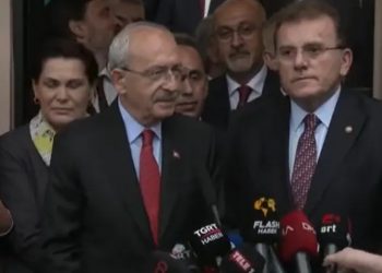 Adalet Partisi Genel Başkanı Vecdet Öz ile görüşen Millet İttifakı Cumhurbaşkanı Adayı Kılıçdaroğlu, "Türkiye ya aydınlığa ya karanlığa sürüklenecek. Hepimizin sorumluluğu var, Türkiye’yi aydınlığa çıkarmalıyız. Artık bu bir seçimin ötesinde referanduma dönüşmüş durumda. Daha önce yapılan referandumun Türkiye’yi nereye getirdiğini hepimiz biliyoruz." dedi.