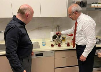 Kılıçdaroğlu'ndan o pankarta yanıt: Sevgili genç mütedeyyin kadınlar, tüm haklarınızı 3-5 oya sattılar