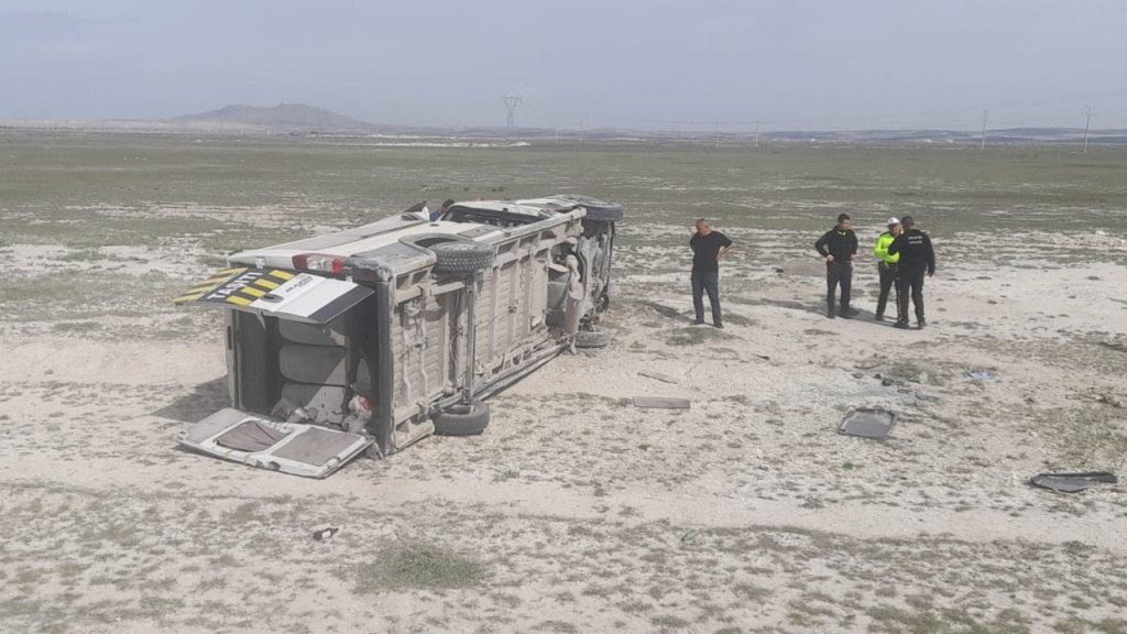 Konya'da öğrencileri taşıyan minibüs şarampole devrildi: 11 yaralı