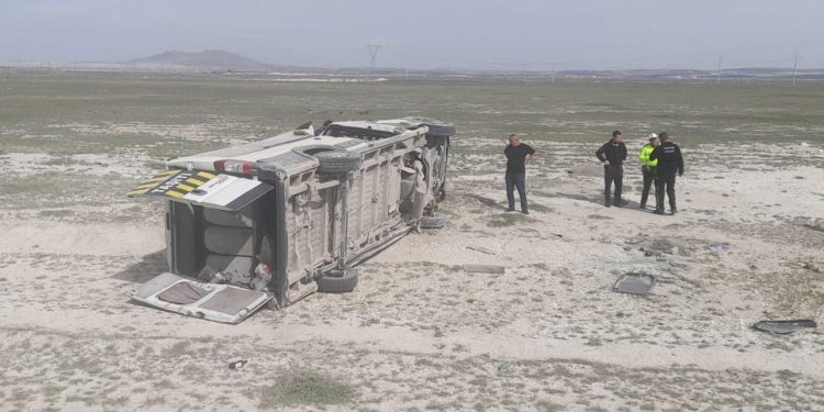 Konya'da öğrencileri taşıyan minibüs şarampole devrildi: 11 yaralı