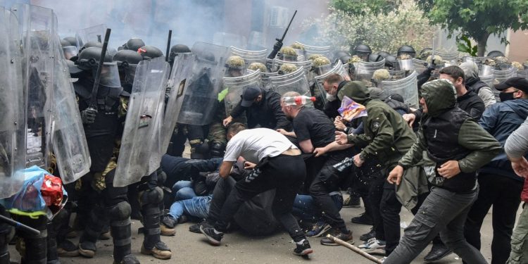 Kosova'nın kuzeyinde etnik gerilim: 30'dan fazla NATO askeri ve 50'den fazla Kosovalı Sırp yaralandı