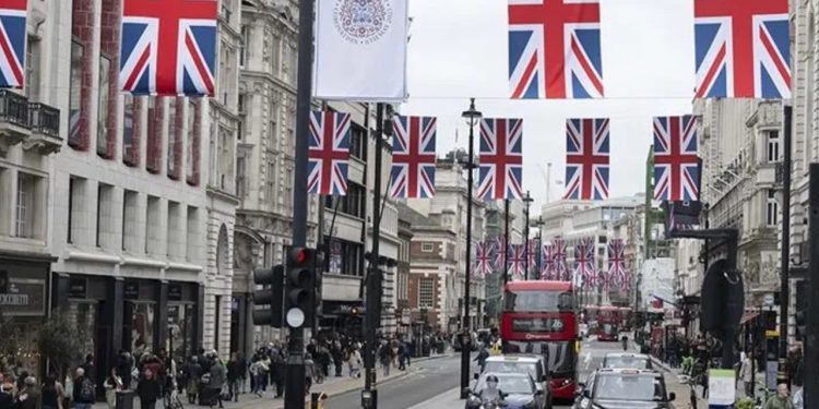 Kral 3. Charles'ın taç giyme töreni: Monarşi karşıtı gözaltına alındı