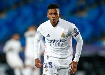 Kupayı getiren golleri atarken evi soyuldu