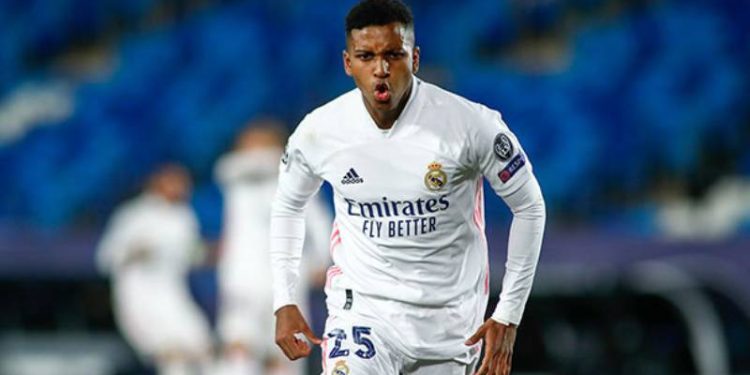 Kupayı getiren golleri atarken evi soyuldu