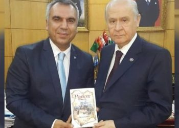 MHP'li aday, kendisiyle aynı isme sahip ölen yazarın kitabını sahiplendi; Bahçeli'ye hediye etti