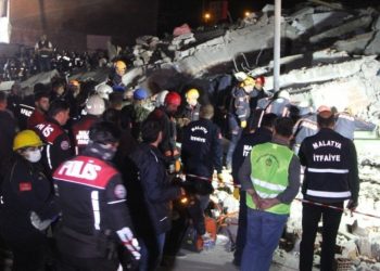 Malatya'da ağır hasarlı bina çöktü: Bir kişi vefat etti
