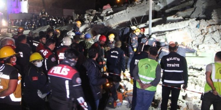 Malatya'da ağır hasarlı bina çöktü: Bir kişi vefat etti