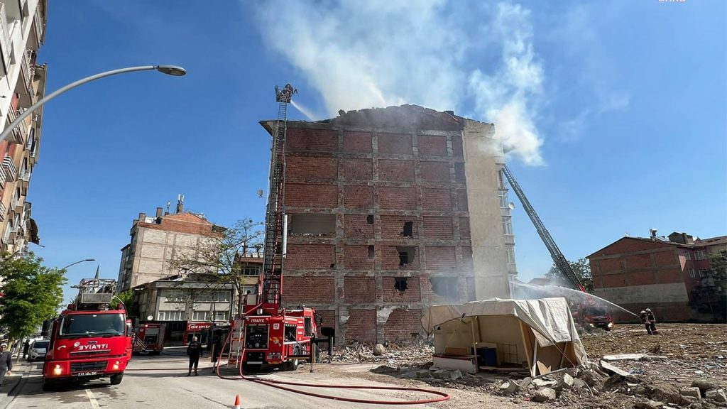 Malatya'da deprem sonrası boşaltılan binada yangın çıktı