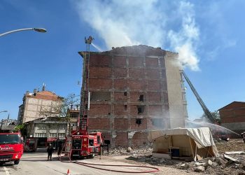 Malatya'da deprem sonrası boşaltılan binada yangın çıktı