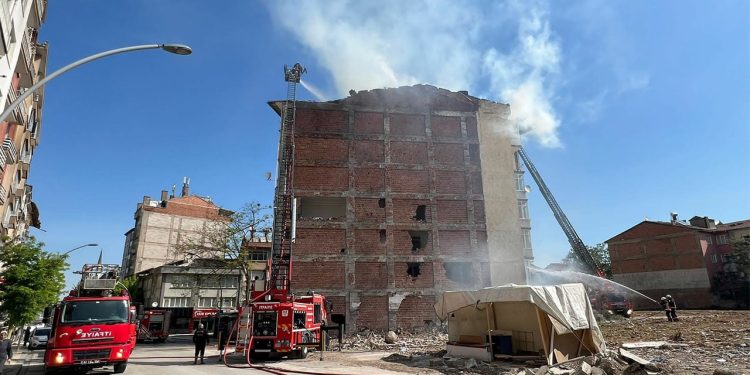 Malatya'da deprem sonrası boşaltılan binada yangın çıktı