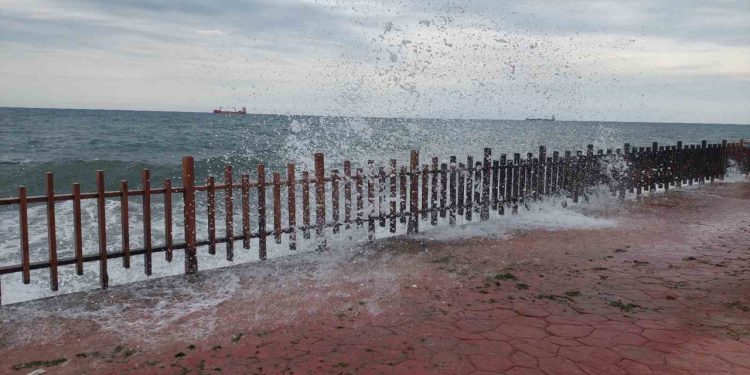 Marmara Denizi'nde ulaşıma poyraz engeli