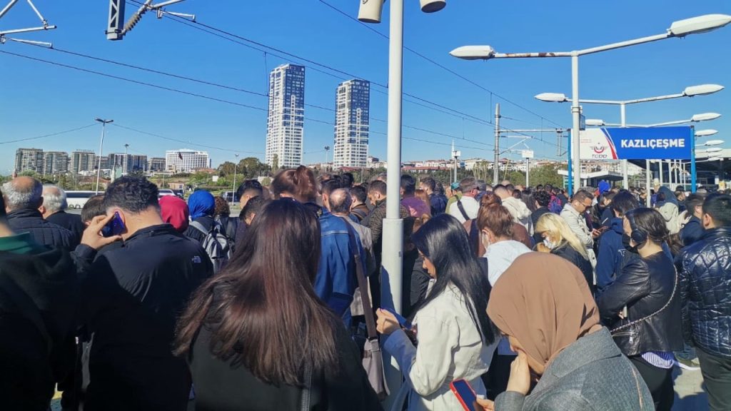 Marmaray seferlerinde intihar girişimi nedeniyle aksama yaşanıyor