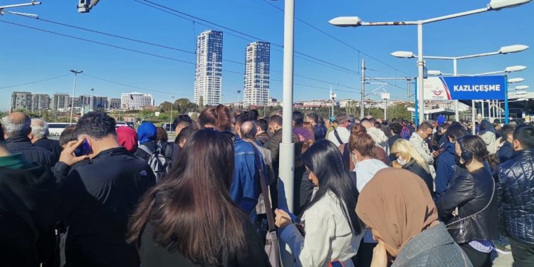 Marmaray seferlerinde intihar girişimi nedeniyle aksama yaşanıyor