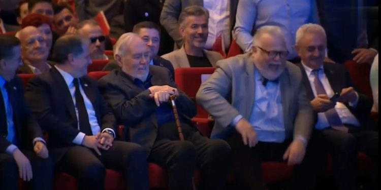 Meral Akşener sahneden İlber Ortaylı'ya seslendi, salon kahkahaya boğuldu