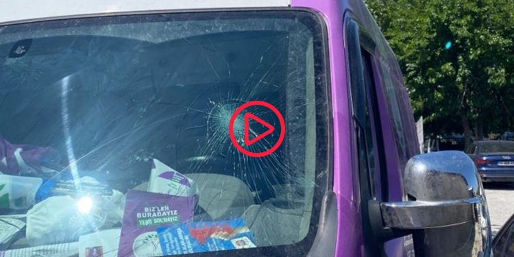 Mersin'de Yeşil Sol Parti'nin anons aracına saldırı