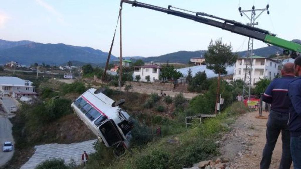 Mersin’de okul servisi şarampole yuvarlandı: Yedi yaralı