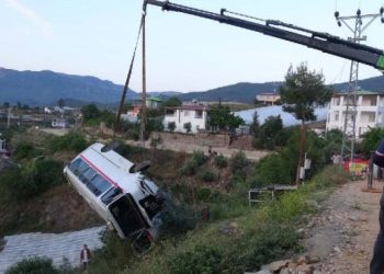 Mersin’de okul servisi şarampole yuvarlandı: Yedi yaralı