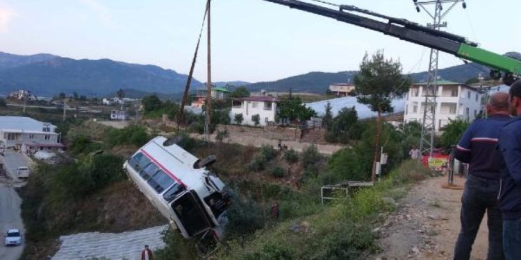 Mersin’de okul servisi şarampole yuvarlandı: Yedi yaralı