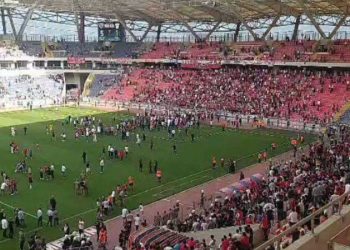 Mersin'de taraftarı selamlamak isteyen Nebati'ye ıslıklı protesto ve Mustafa Kemal'in askerleriyiz tezahüratı!