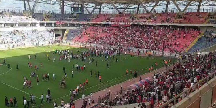 Mersin'de taraftarı selamlamak isteyen Nebati'ye ıslıklı protesto ve Mustafa Kemal'in askerleriyiz tezahüratı!