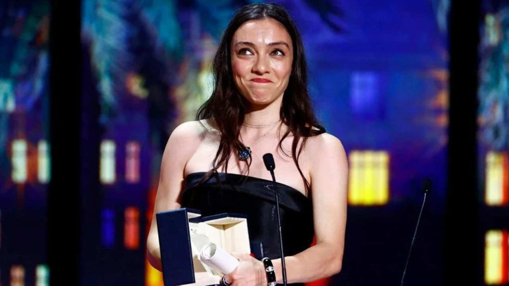 Merve Dizdar Cannes Film Festivali'nde en iyi kadın oyuncu ödülünü aldı