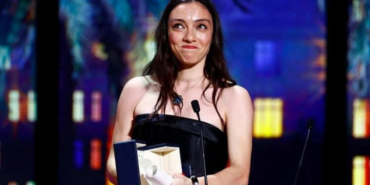 Merve Dizdar Cannes Film Festivali'nde en iyi kadın oyuncu ödülünü aldı