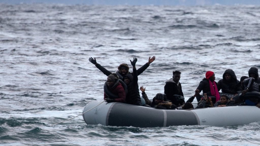 Mikonos adası açıklarında göçmen botu battı: Üç kişi öldü, 12 kişi kayıp