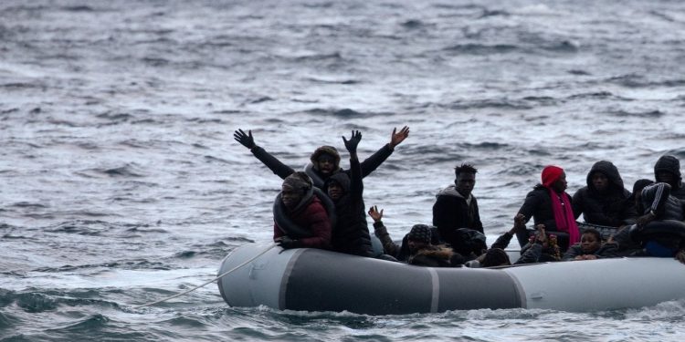 Mikonos adası açıklarında göçmen botu battı: Üç kişi öldü, 12 kişi kayıp