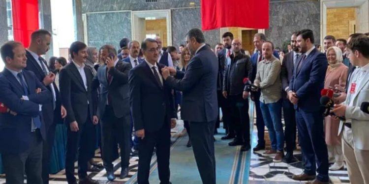 Milletvekilliğine kayıt yaptıran ilk bakan Fatih Dönmez