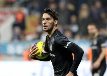 Milli futbolcu Umut Nayir'den seçim mesajı: Umut etmeye devam ediyorum